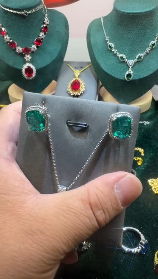 18K金镶嵌戒指祖母绿0