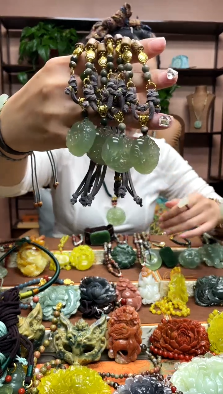 未镶嵌岫玉颈饰多样性发货发其中之一