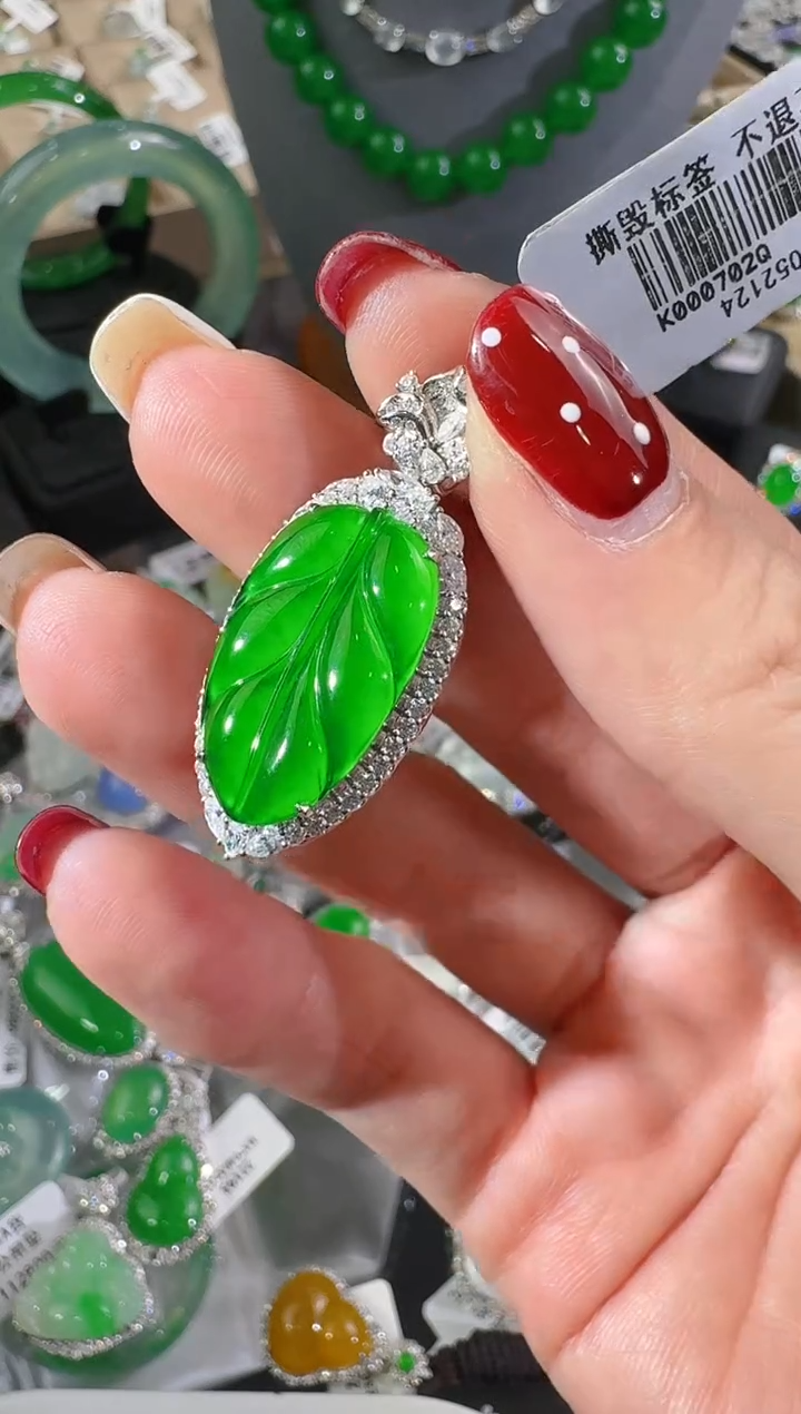 【闪购商品】翡翠颈饰18K金镶嵌叶子