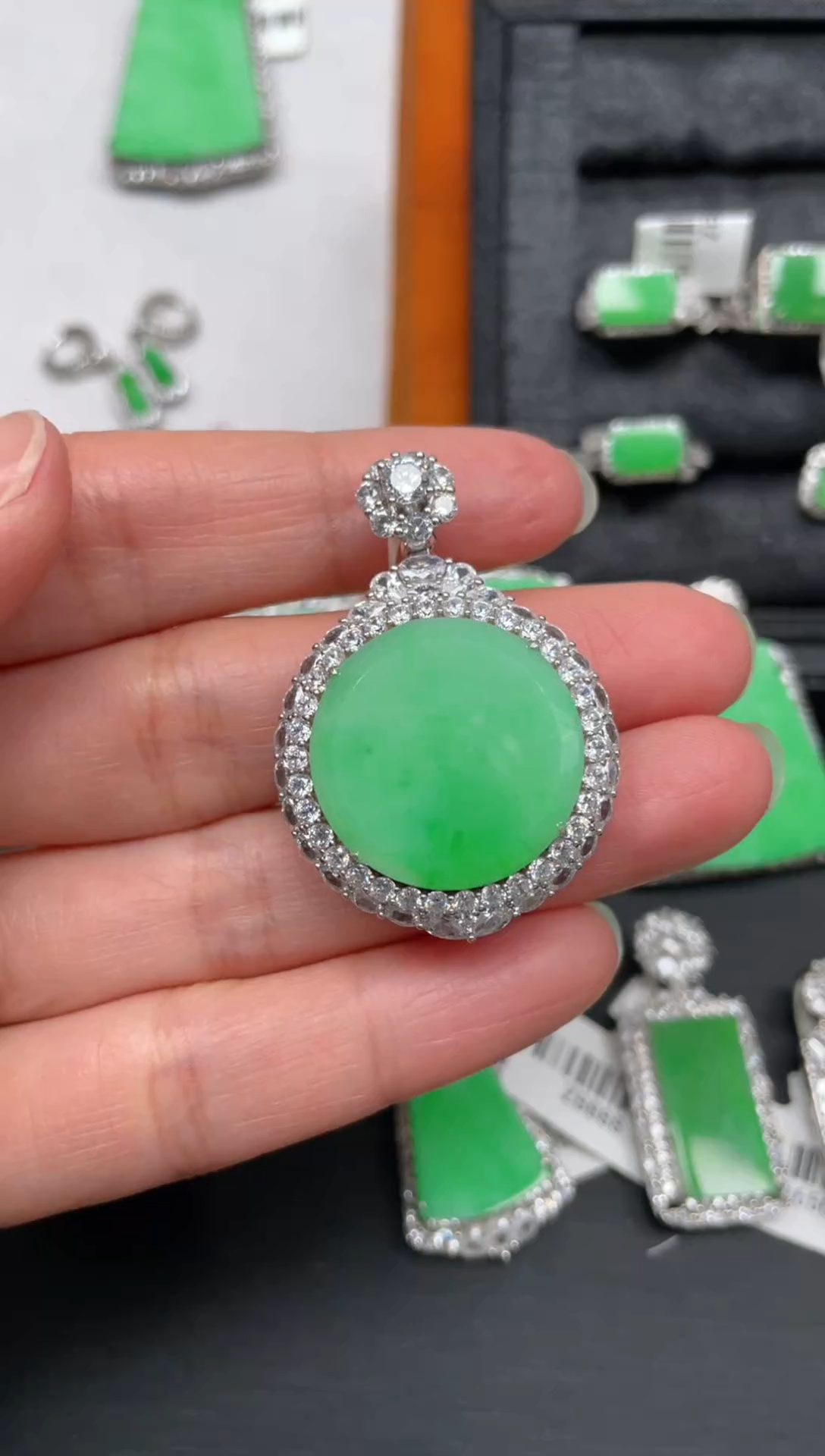 【闪购商品】翡翠吊坠(赠链)银S925镶嵌翡翠