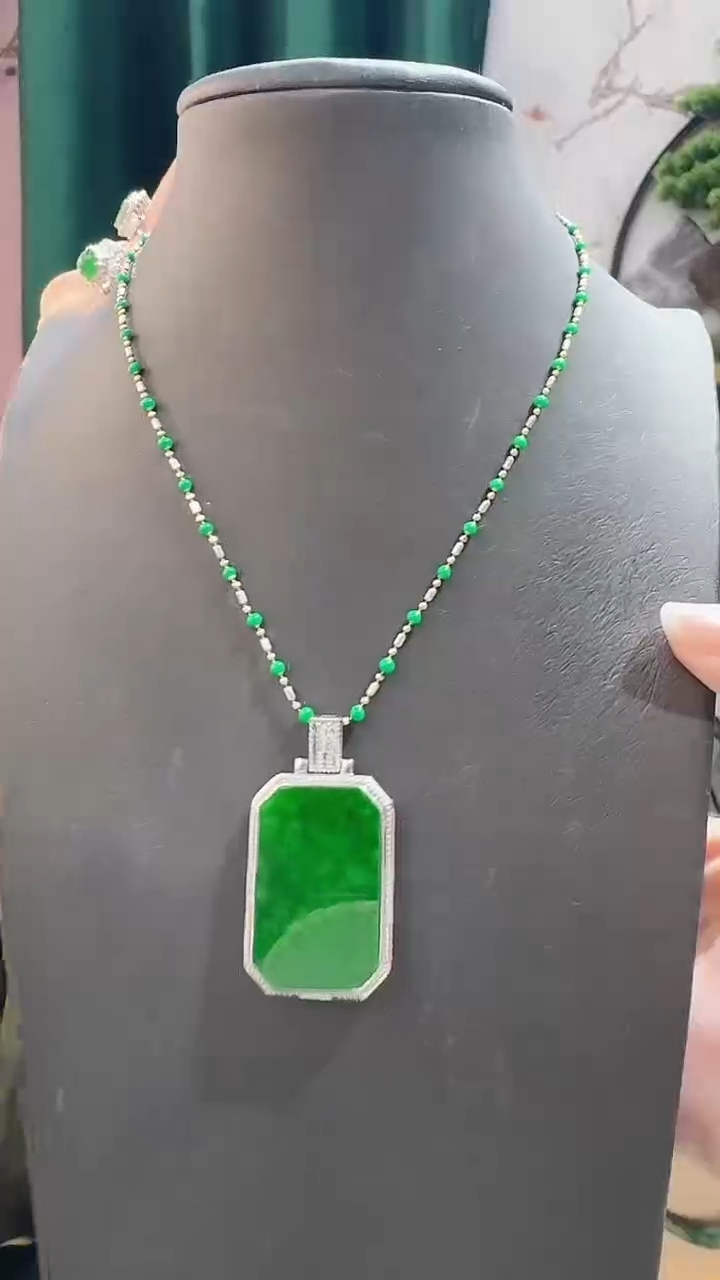 颈饰18K金镶嵌翡翠888888888