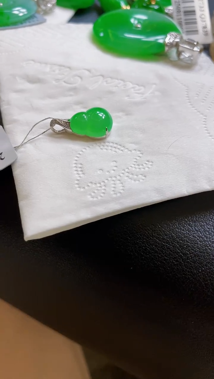 翡翠未镶嵌颈饰无*葫芦