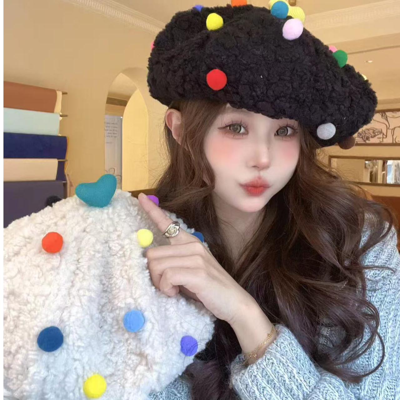  帽子ins时尚贝雷帽2025年冬季极简风圆顶点点画家帽云朵帽羊羔绒