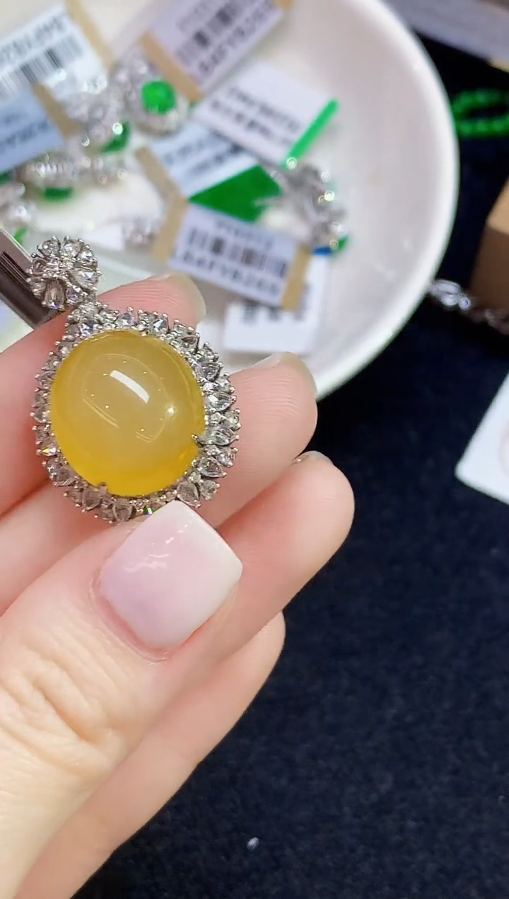 吊坠(不含链)18K金镶嵌翡翠多样性发其一