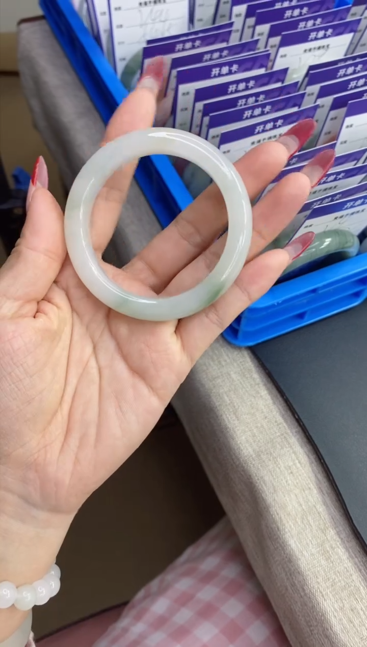 【闪购商品】石英质玉手镯未镶嵌v69福利