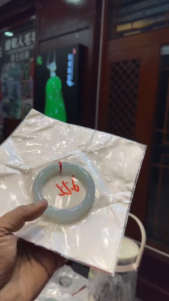 未镶嵌手镯翡翠手镯包容价