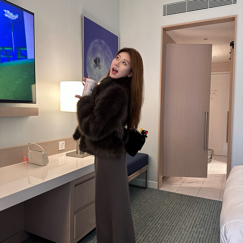 EQED摩卡灰粽“白月光”纯净版百搭不腻毛毛外套女士高级仿皮草外套