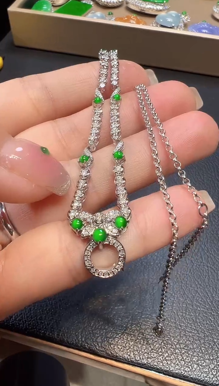 【闪购商品】翡翠吊坠(不含链)18K金镶嵌蛋面套链