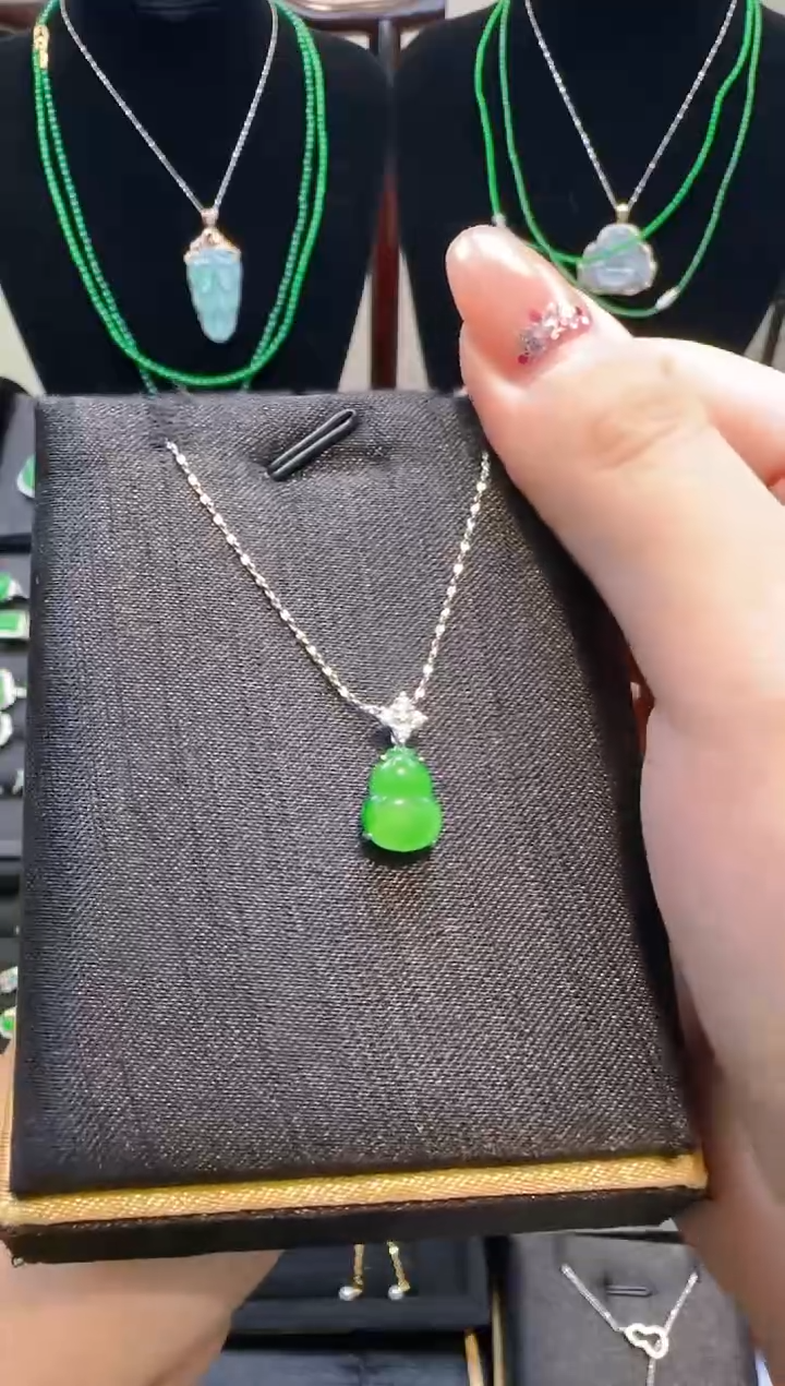 颈饰银S925镶嵌翡翠葫芦吊坠