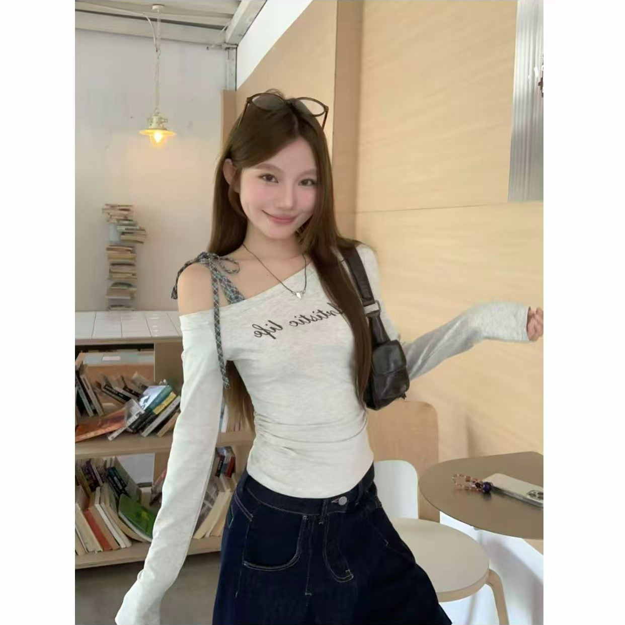 2025秋冬新款设计感格子绑带斜肩长袖T桖女修身褶皱字母辣妹上衣