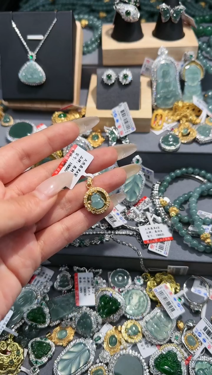 【闪购商品】翡翠吊坠(赠链)未镶嵌天然翡翠