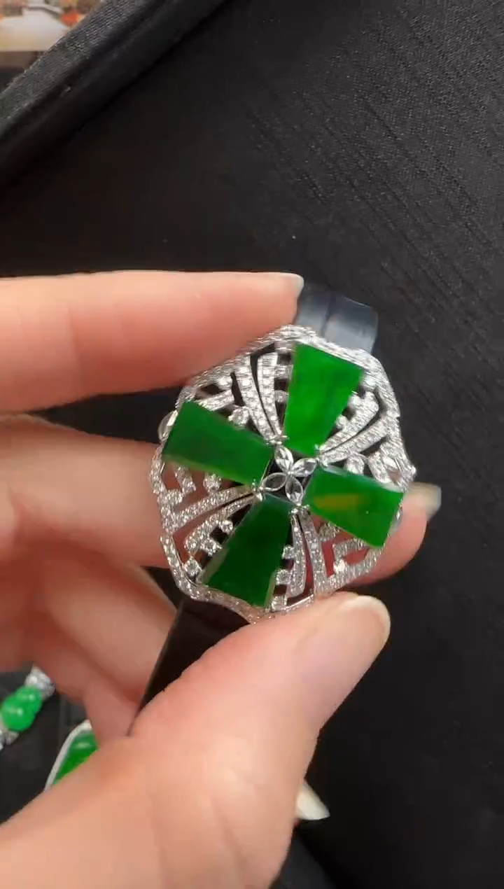 颈饰18K金镶嵌翡翠529无事牌一个