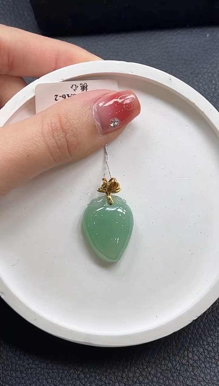 【闪购商品】翡翠颈饰18K金镶嵌心心吊坠