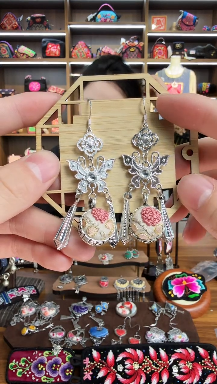 【闪购商品】织绣51蒙阿苏苗绣传承