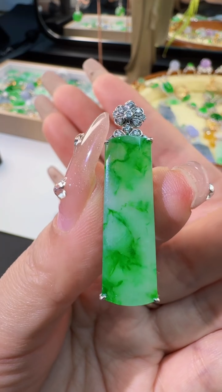 【闪购商品】翡翠颈饰18K金镶嵌缅甸翡翠吊坠