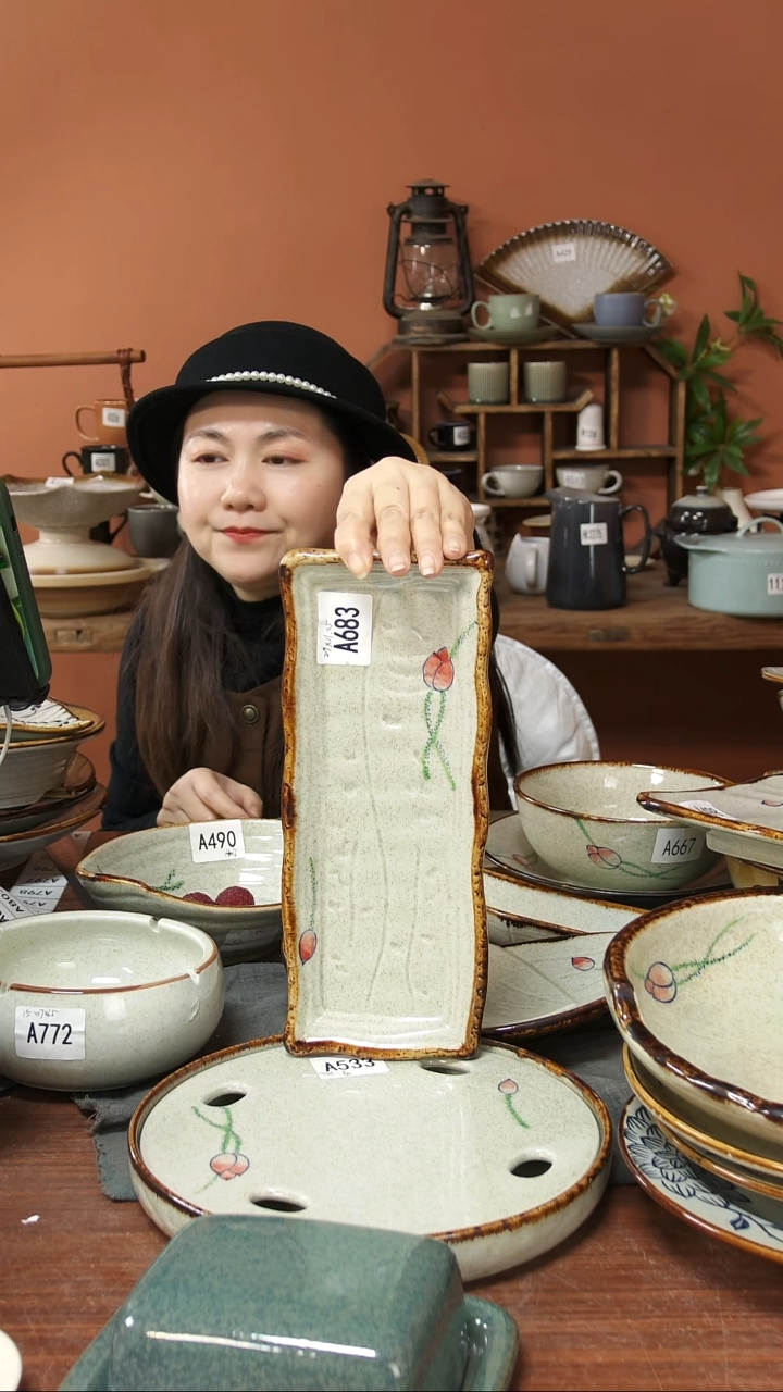 陶瓷A683 一只手绘荷花黑点长盘29*11*2.5可能微瑕