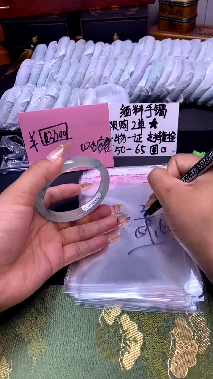 时尚女款缅料手镯327