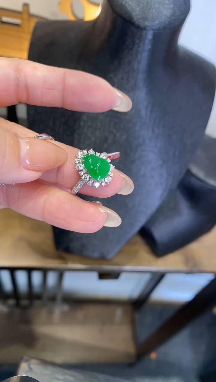 18K金镶嵌戒指翡翠理*戒指