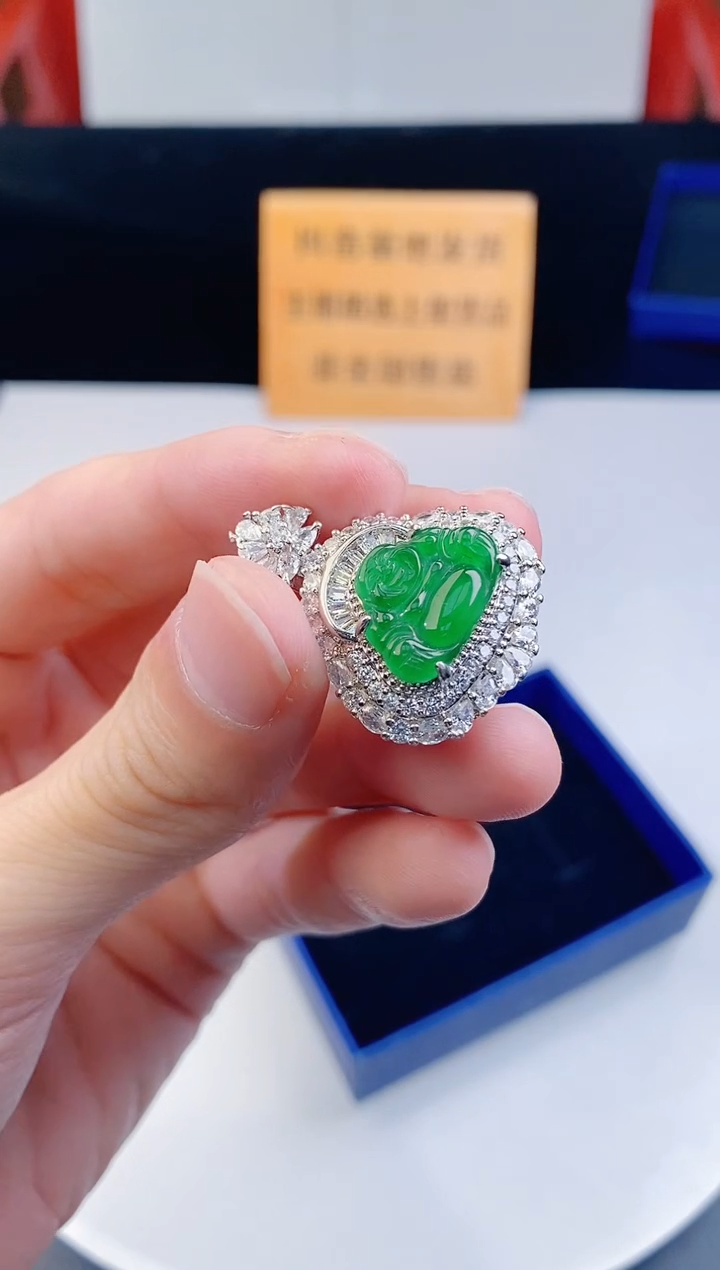 颈饰未镶嵌翡翠  