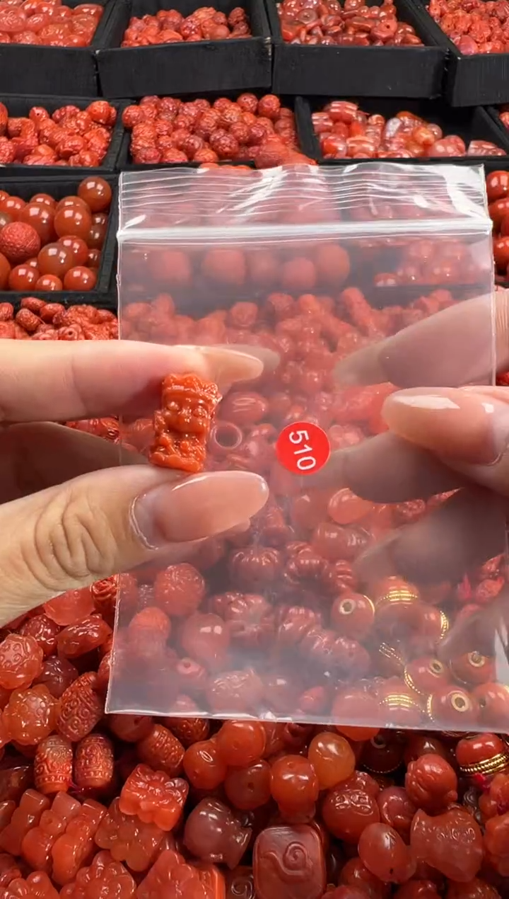 南红玛瑙未镶嵌颈饰1