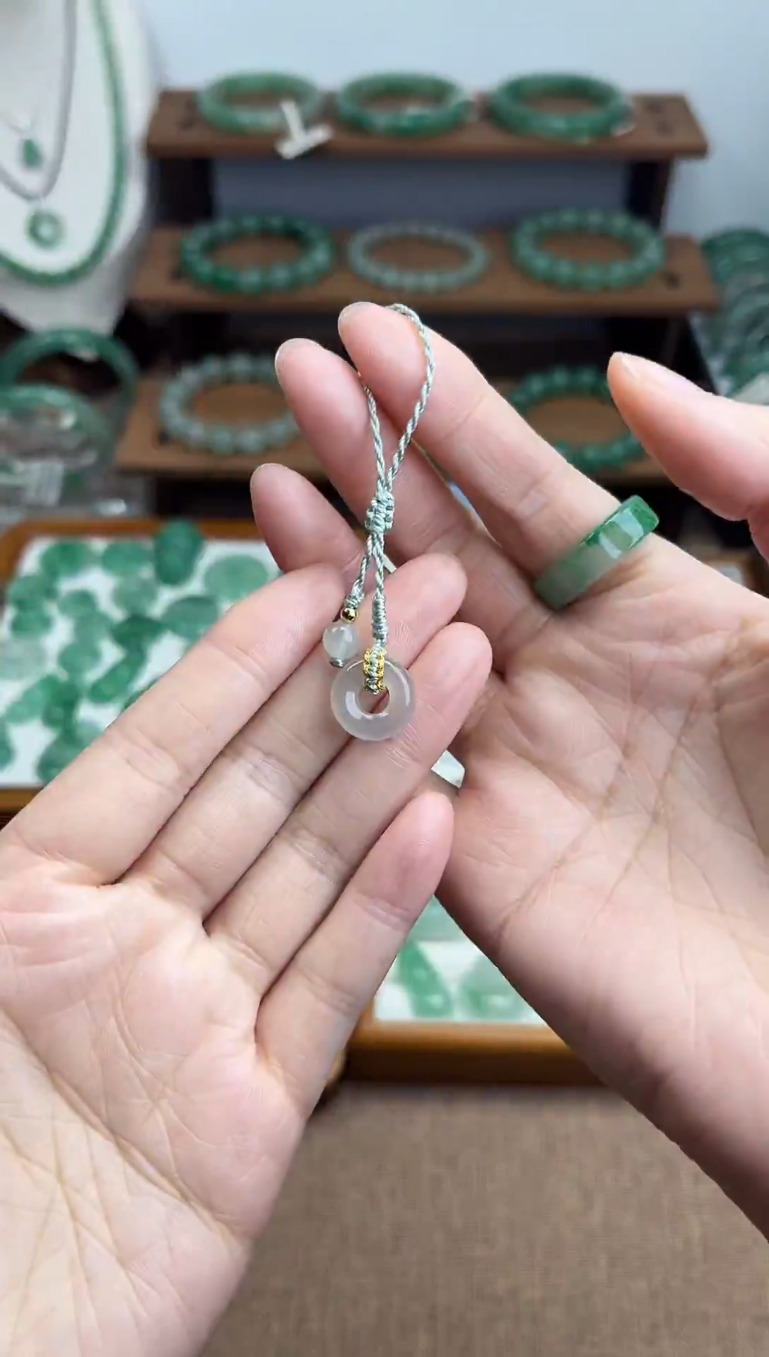 吊坠(赠链)未镶嵌石英质玉（非洲翠）甜甜圈