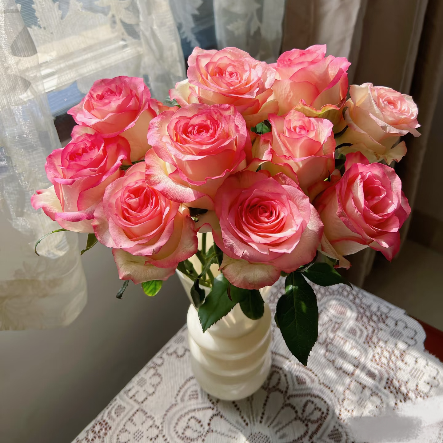 艾莎公主玫瑰：（一单也包邮。两单同一地址及以上送配草和保鲜剂）