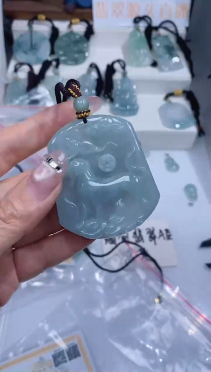 颈饰未镶嵌翡翠吊坠