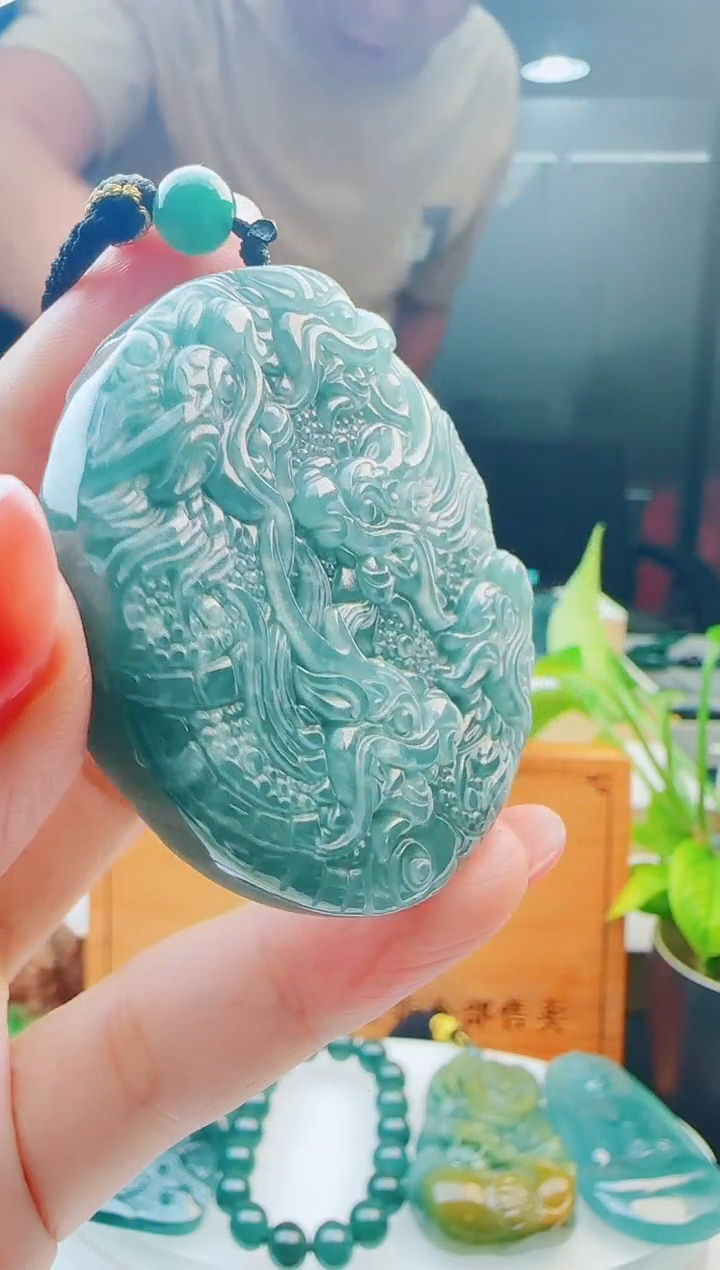 翡翠未镶嵌颈饰多样性发货其中一件