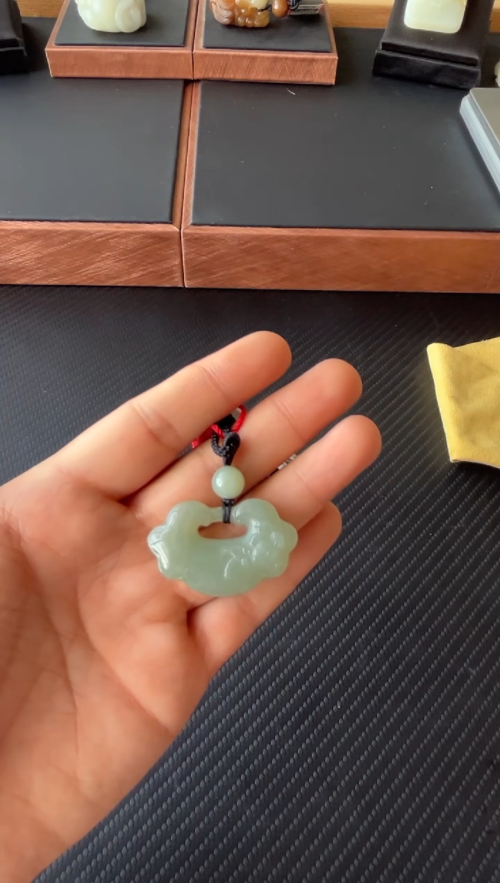 【闪购商品】和田玉吊坠(赠链)未镶嵌且末微色差近矿