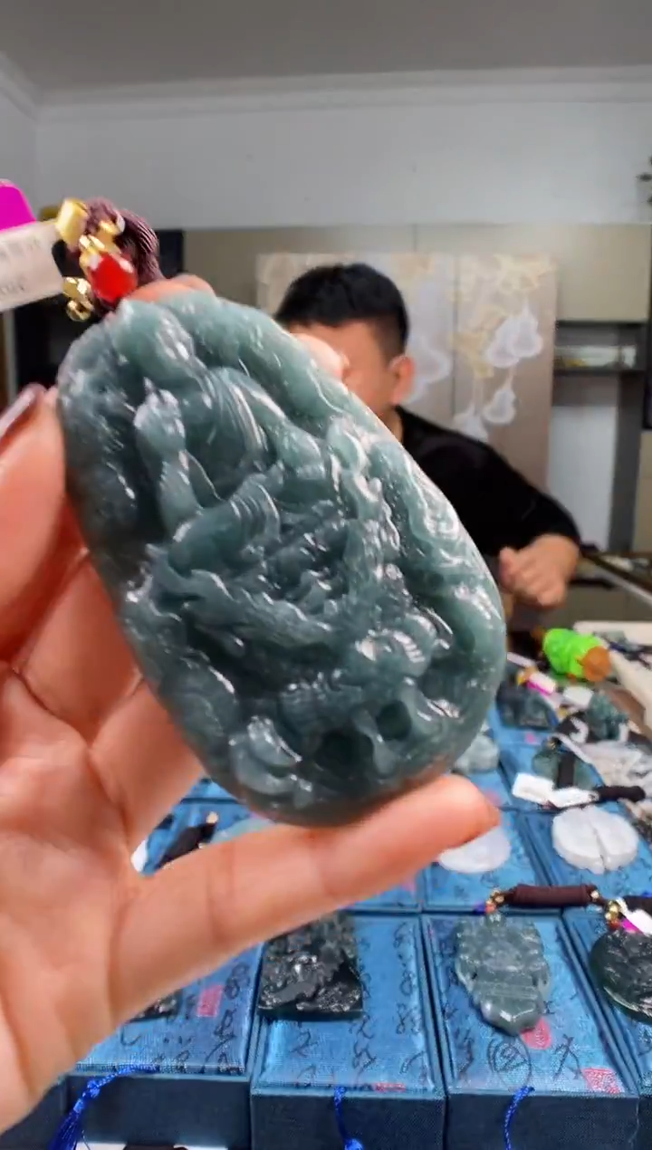 颈饰未镶嵌翡翠 多样性发其一