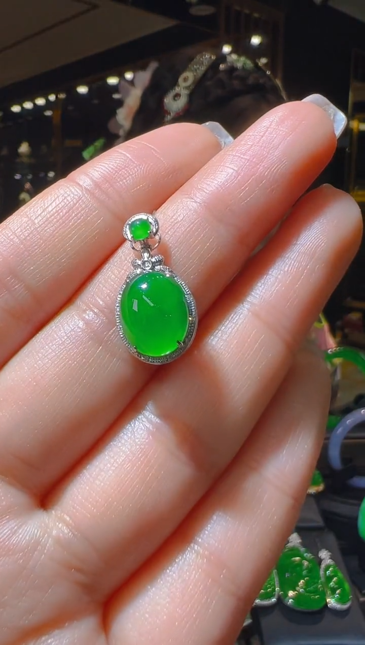 【闪购商品】翡翠吊坠(赠链)18K金镶嵌092      