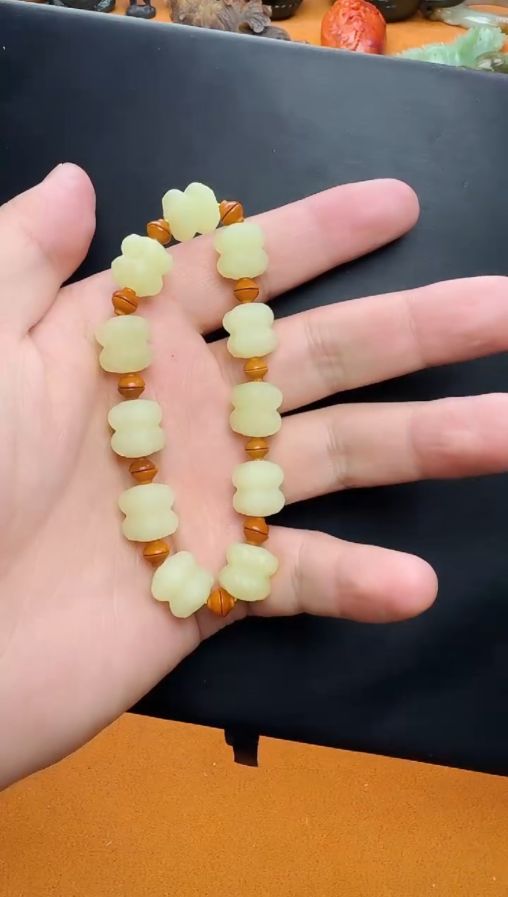 手串未镶嵌和田玉并蒂莲 01