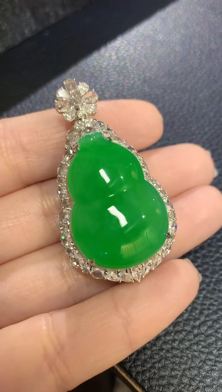 【闪购商品】翡翠颈饰18K金镶嵌高冰满绿阳绿超大葫芦