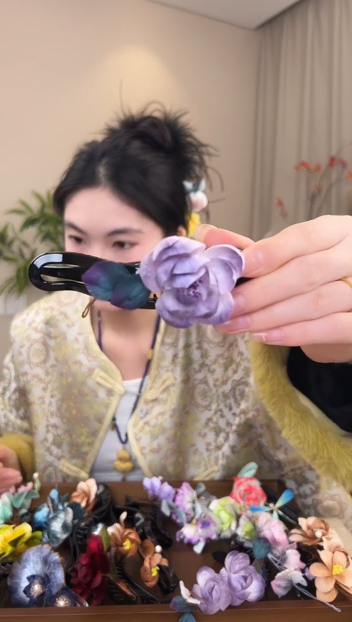 刺绣紫色绒花懒人夹