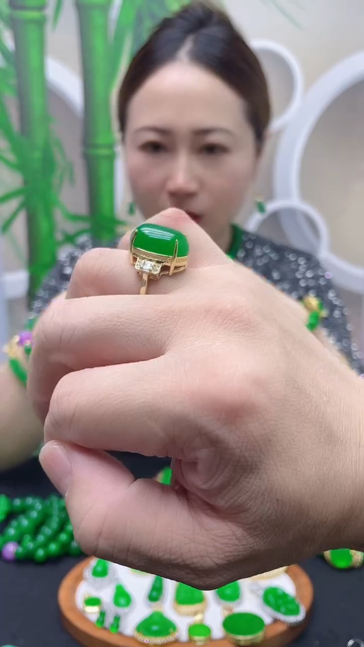 18K金镶嵌戒指翡翠J04
