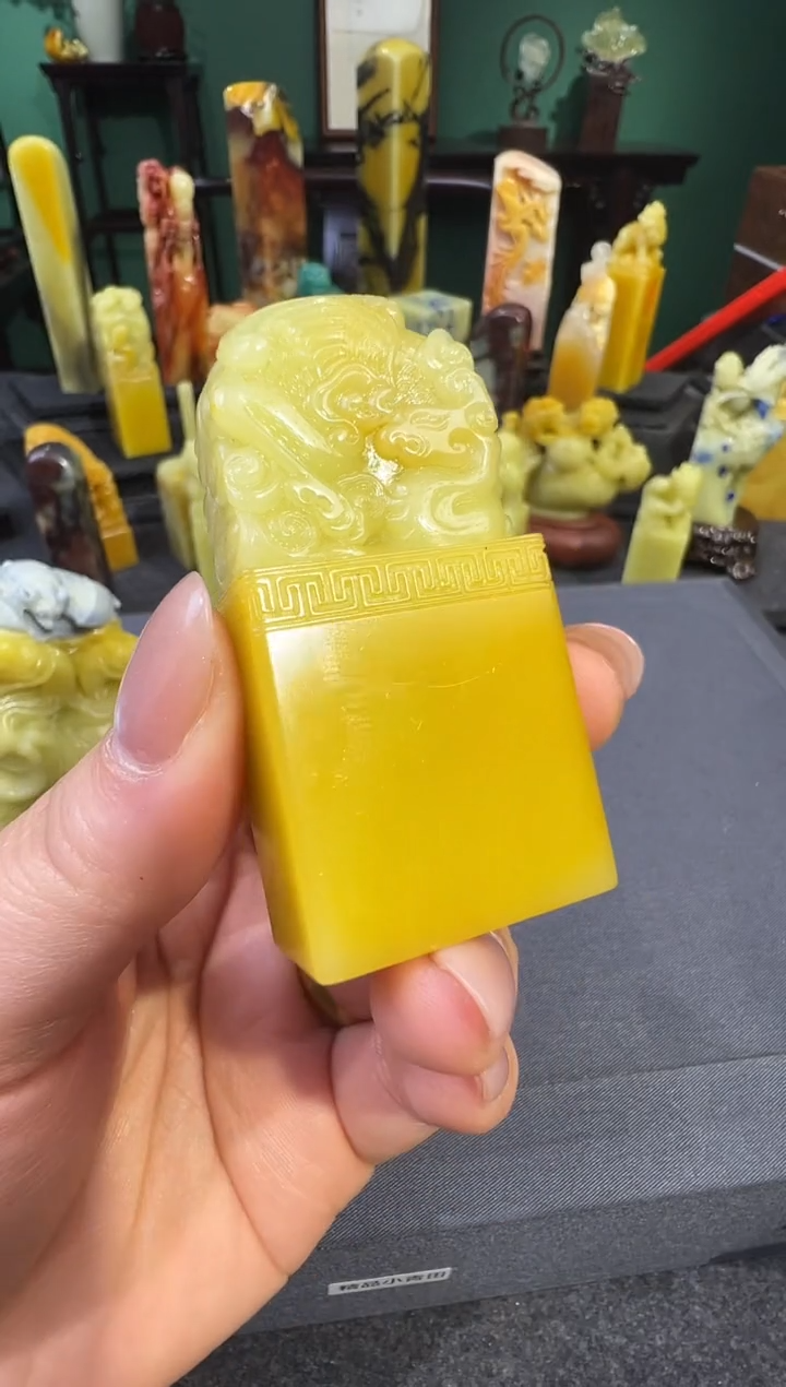 【闪购商品】青田石菜花黄龙钮