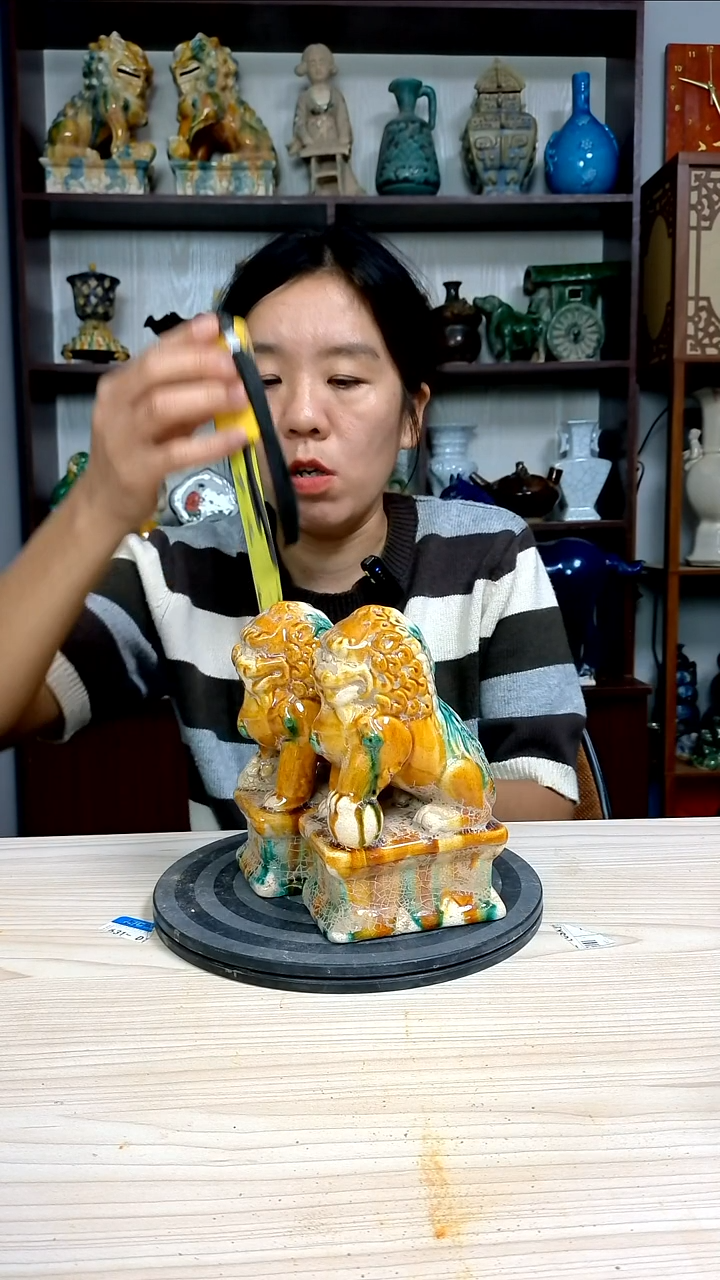 经典一对狮子精美复古风格瓷器