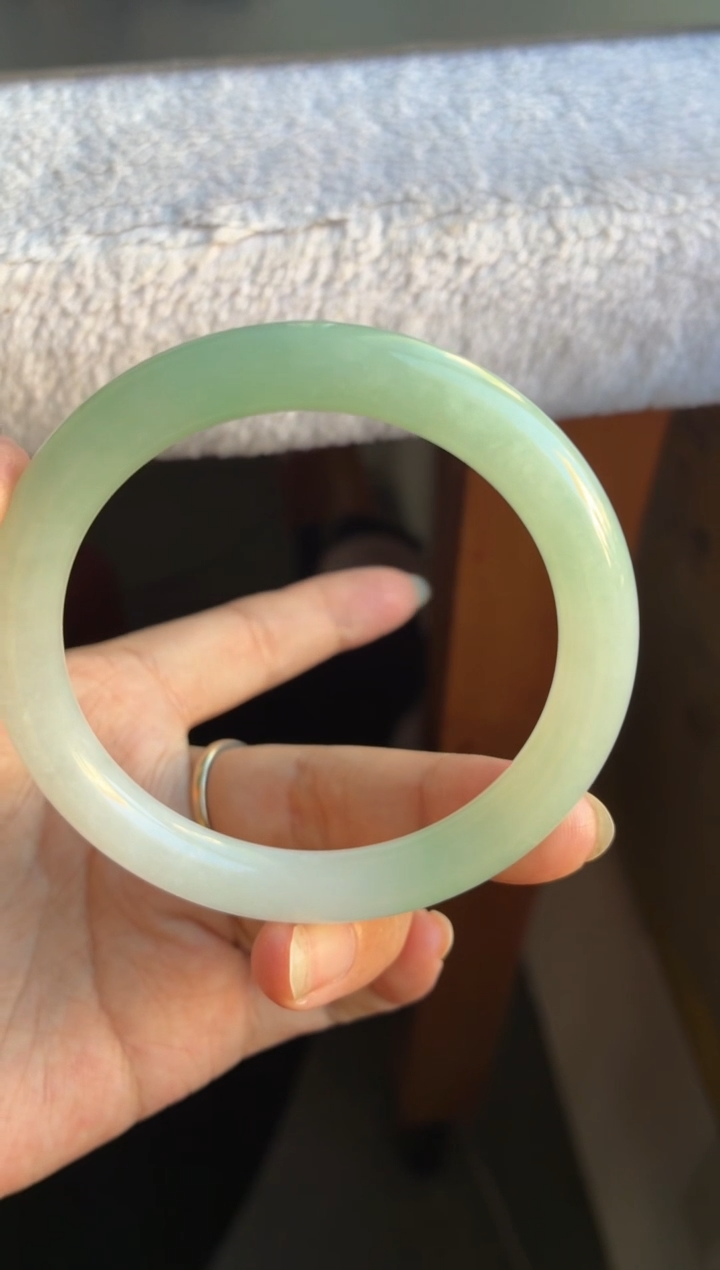 未镶嵌手镯翡翠（高货微瑕）冰胶晴果绿圆条12号有细纹