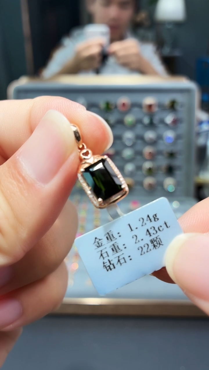 颈饰18K金镶嵌碧玺2.43.