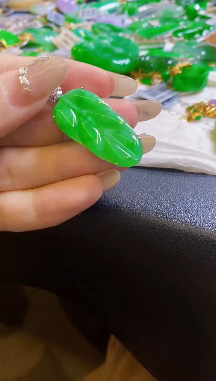 【闪购商品】定制翡翠18K金镶嵌吊坠