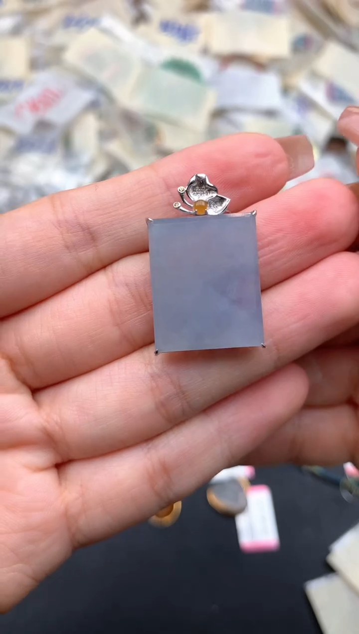 18K金镶嵌挂件翡翠一