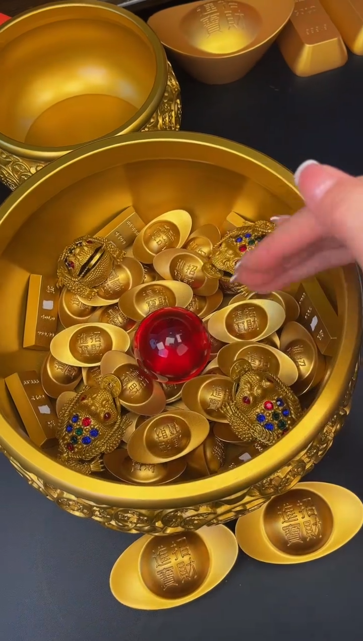 铜30个2号元宝+6个金条（5.3cm）+4个金色金蟾
