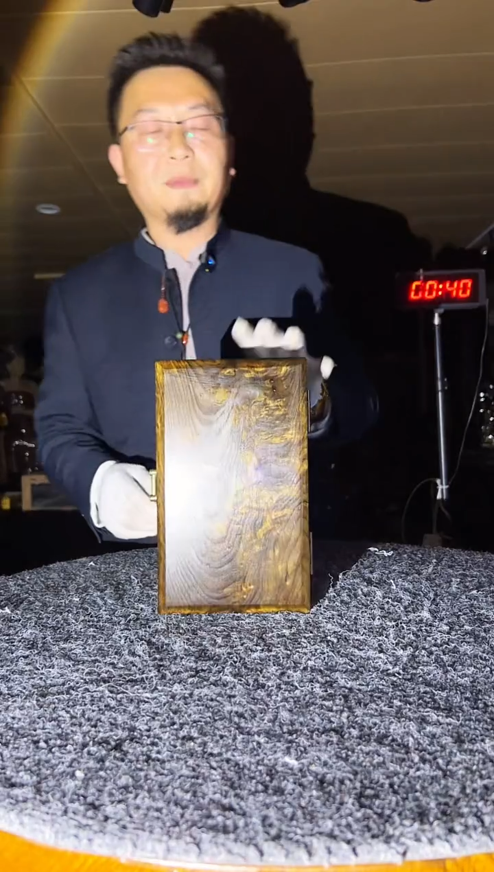 金丝楠木雕款五*马金丝楠木箱子