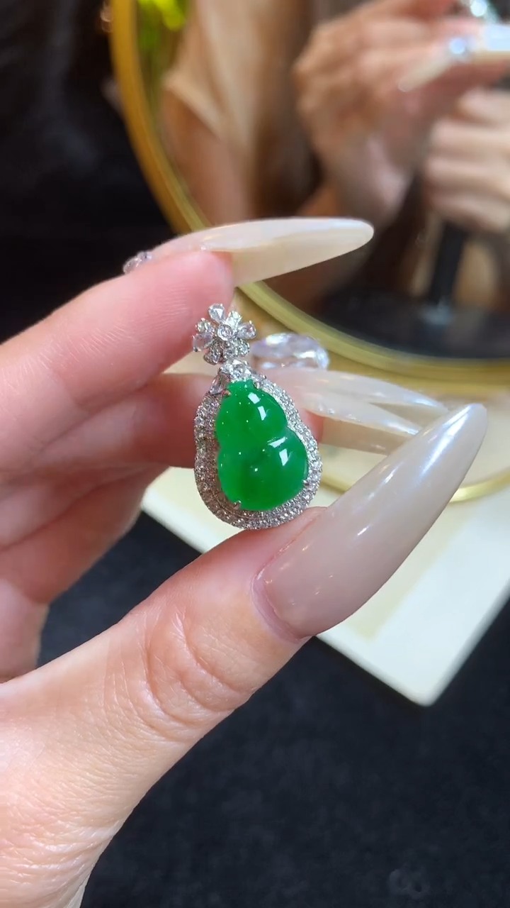 翡翠18K金镶嵌颈饰翡翠葫芦