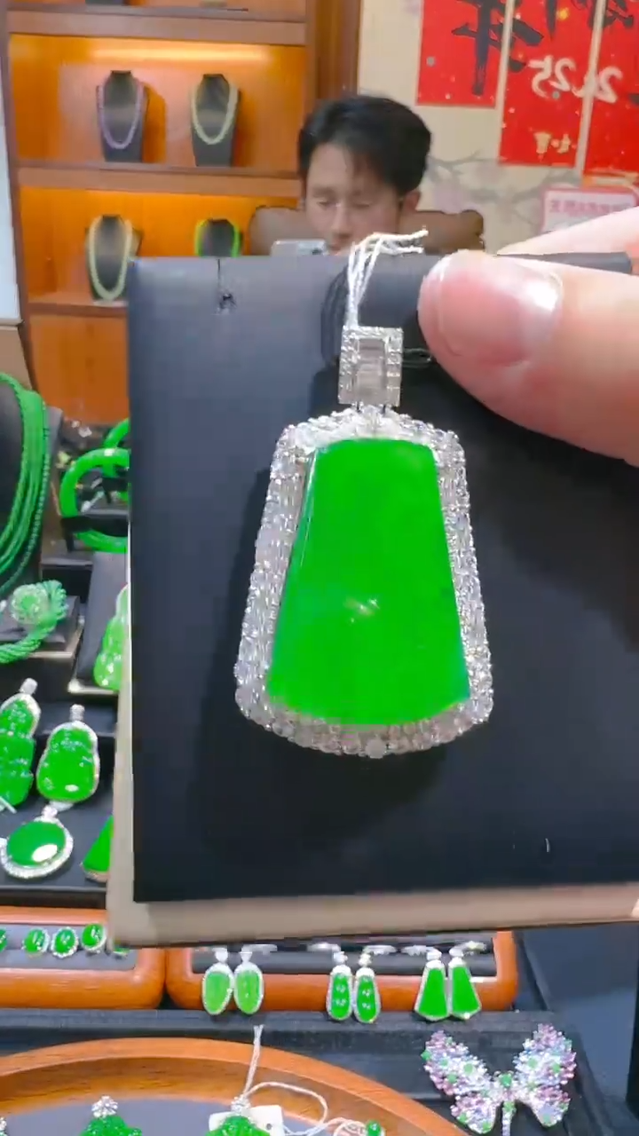 【闪购商品】翡翠吊坠(赠链)银S925镶嵌天然A货翡翠