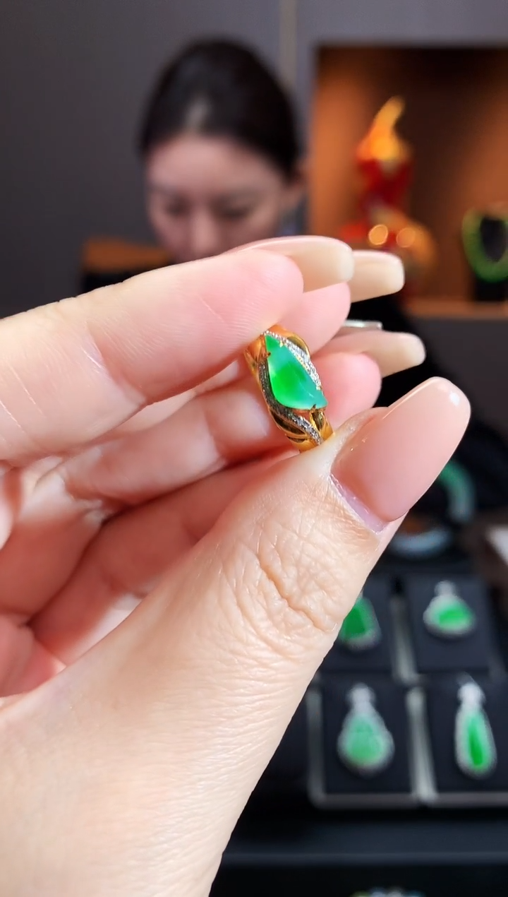 【闪购商品】翡翠吊坠(不含链)18K金镶嵌随型戒指