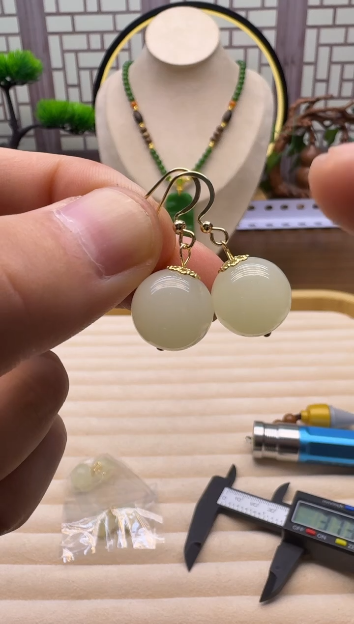 14K金镶嵌和田玉耳饰E24    