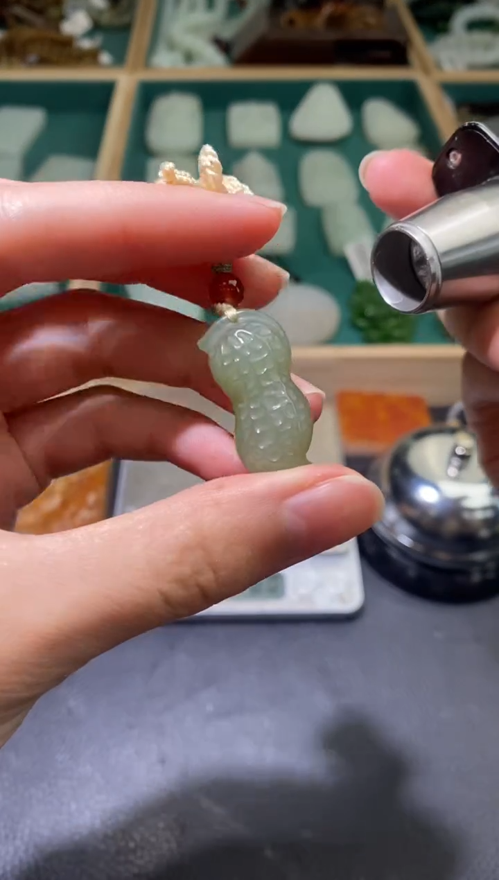 颈饰未镶嵌和田玉青海料花生吊坠