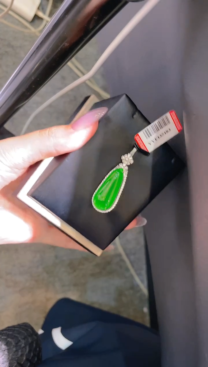 【闪购商品】翡翠18K金镶嵌吊坠(赠链)A71