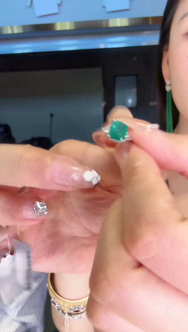 18K金镶嵌戒指祖母绿1.95ct